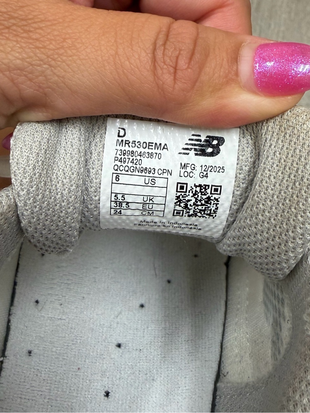 New Balance Women’s 530 Sneakers in White and Light Gray - Picture 9 of 9
